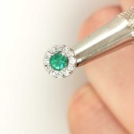 Emerald and diamond earrings in 750 white gold